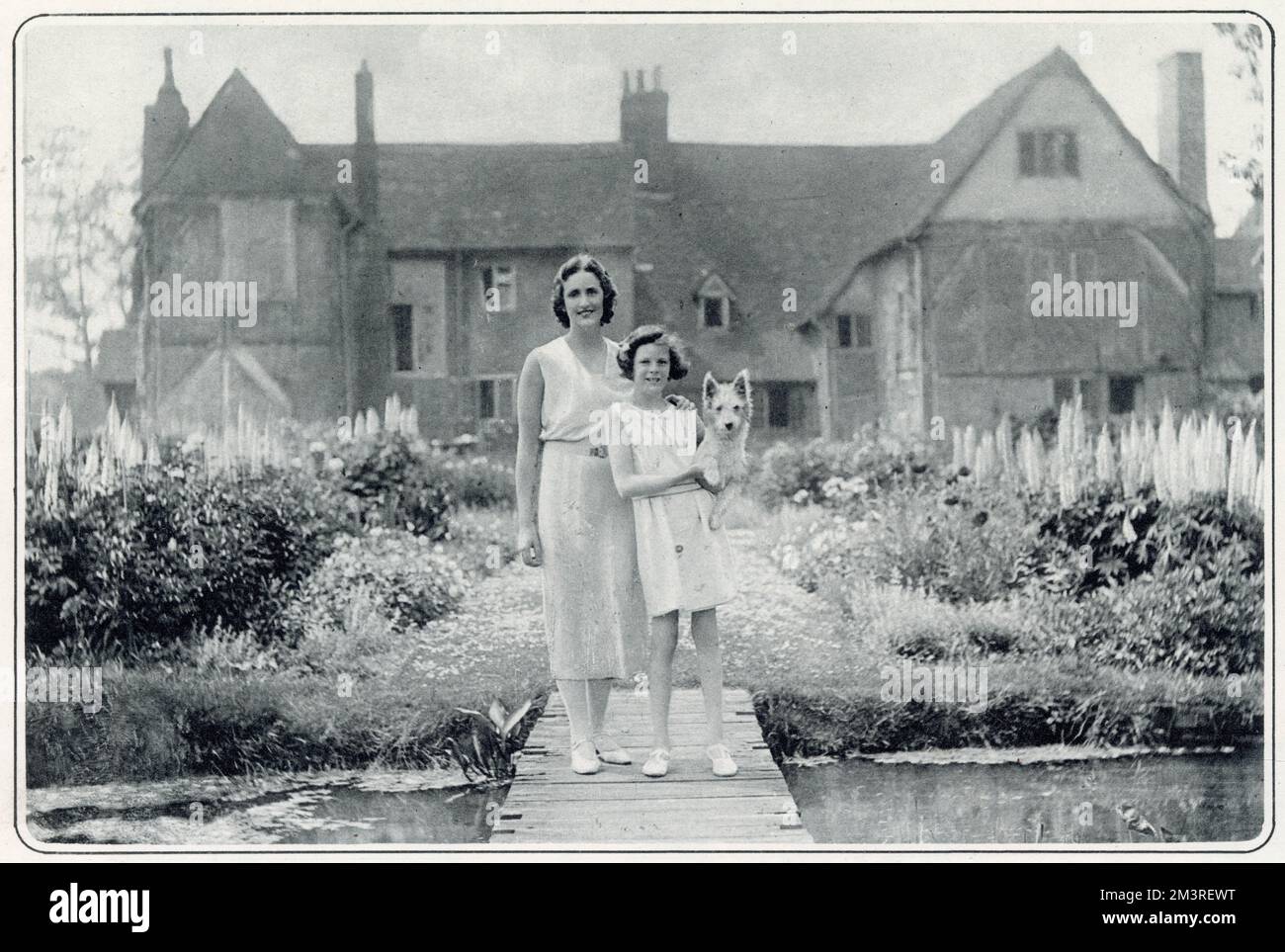 Lady Cynthia Mosley, née Curzon (1899 - 1933), deuxième fille de Lord Curzon qui épousa Sir Oswald Mosley en 1920. Connue sous le nom de Cimmie, elle est devenue députée travailliste de Stoke-on-Trent en 1929 et a suivi son mari lorsqu'il est devenu chef de l'Union nationale des fascistes (le Nouveau parti). Elle meurt en 1933 après une opération d'appendicite. Photo avec ses deux enfants plus âgés, Vivien et Nicholas dans le jardin de sa maison, Savehay Farm, Denham, Buckinghamshire. Banque D'Images