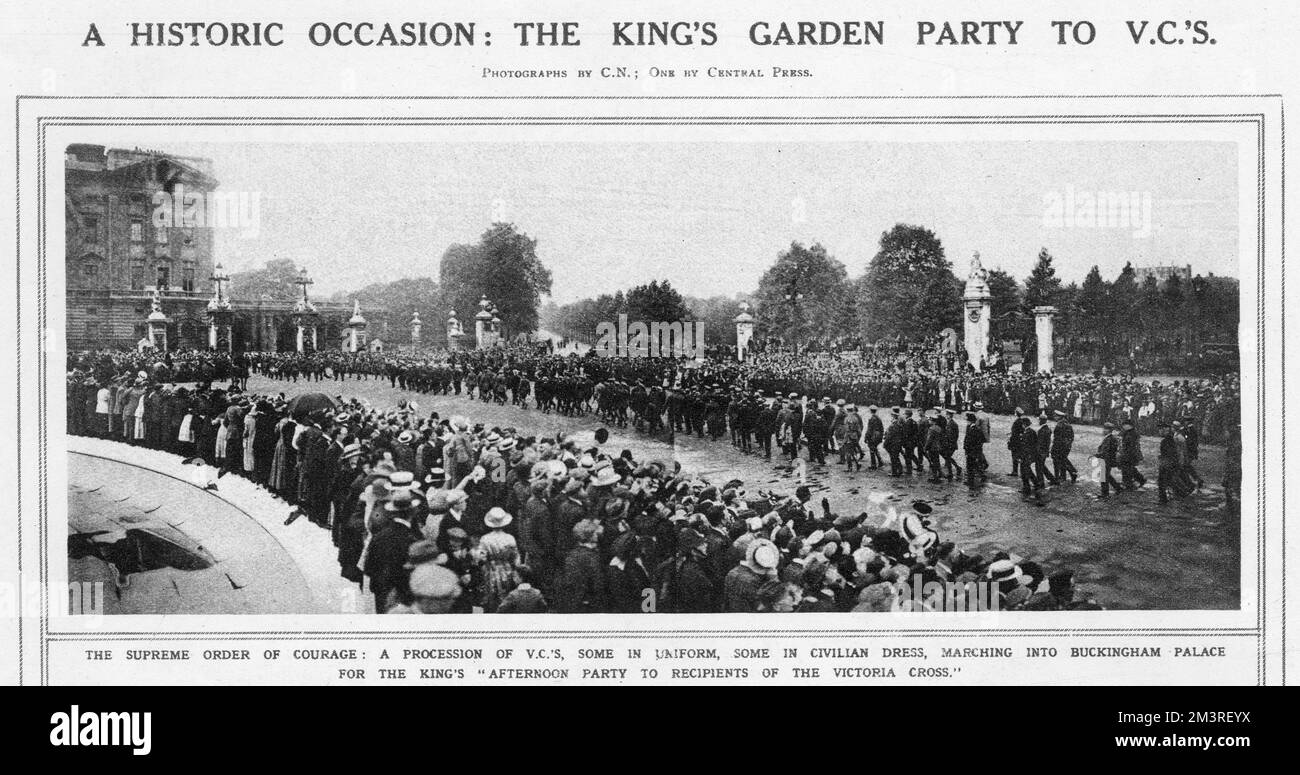 Une procession de V.C.s, certains en uniforme, d'autres en tenue civile, marchant dans le Palais de Buckingham pour le Roi parti afternnon aux récipiendaires de la Croix de Victoria, tenue le 26th juin 1920. Date: 1920 Banque D'Images