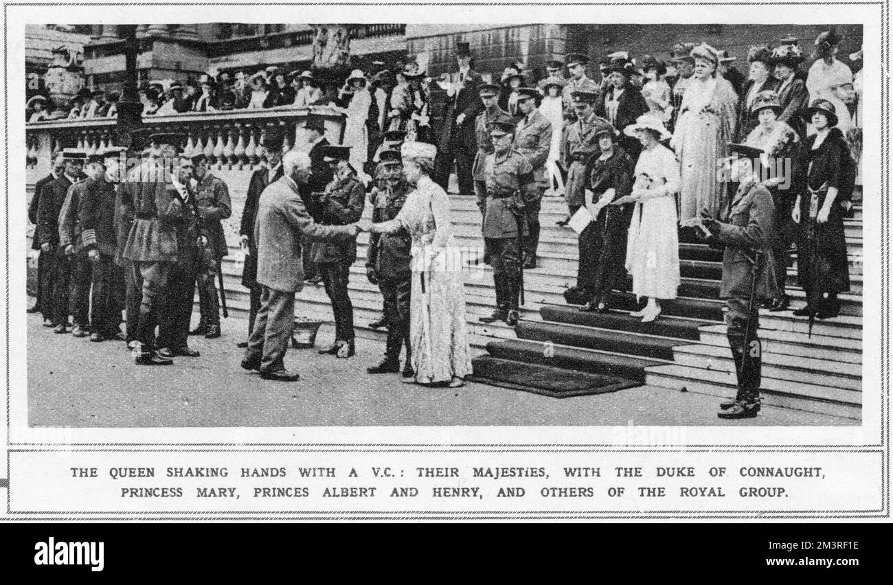 La Reine se serrer la main avec un V.C.: Leurs Majestés, avec le duc de Connaught, la princesse Mary, les princes Albert et Henry, et d'autres du groupe royal. Date: 1920 Banque D'Images