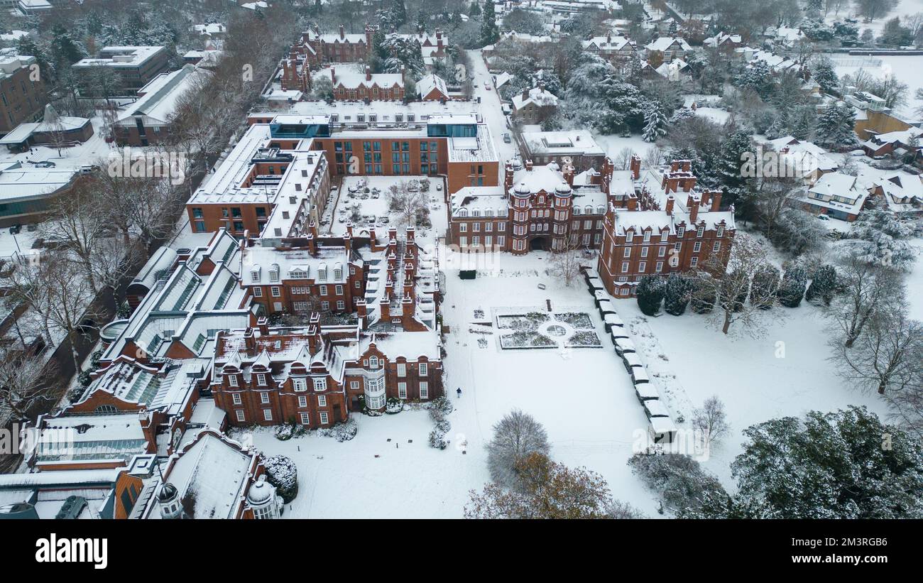 Une photo datée de 12 décembre montre le Newnham College à Cambridge lundi matin après une nuit de neige. Les bâtiments historiques de l'université de Cambridge lo Banque D'Images