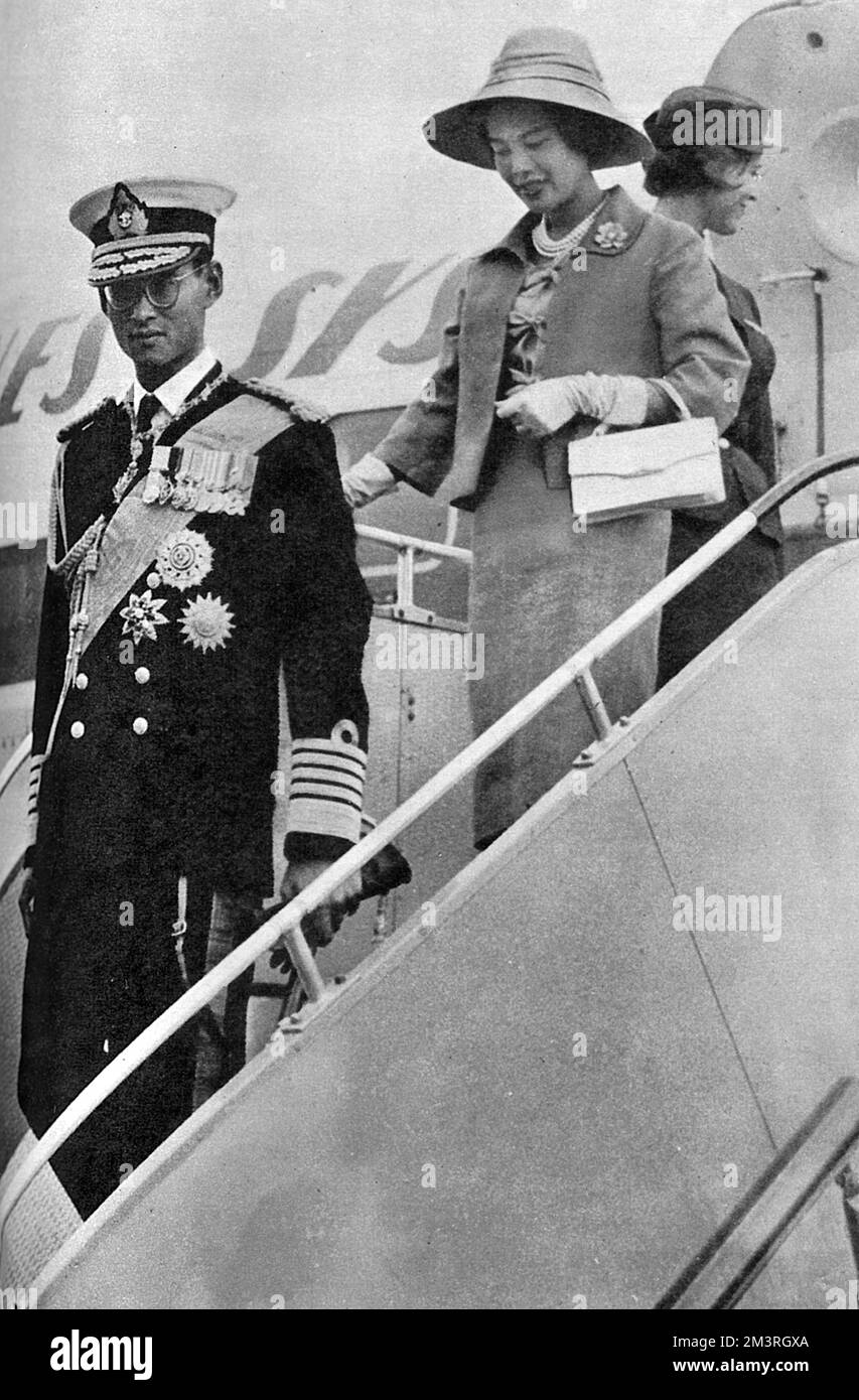 Visite officielle de deux jours au Royaume-Uni par le roi Bhumibol Adulyadej (Rama IX) (1927-) et la reine Sirikit (1932-) de Thaïlande - arrivant à l'aéroport de Gatwick. Date: 1960 Banque D'Images