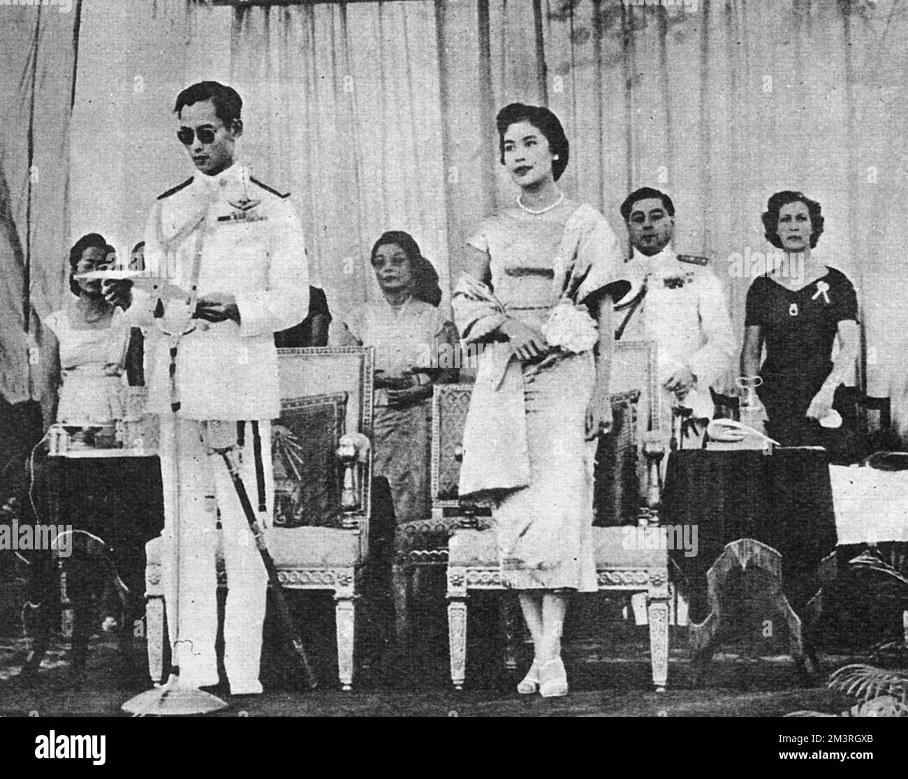La reine Sirikit de Thaïlande (1932-) et son mari le roi Bhumibol Adulyadej (Rama IX) (1927-) à l'ouverture de la foire annuelle de la Croix-Rouge. Date: 1958 Banque D'Images