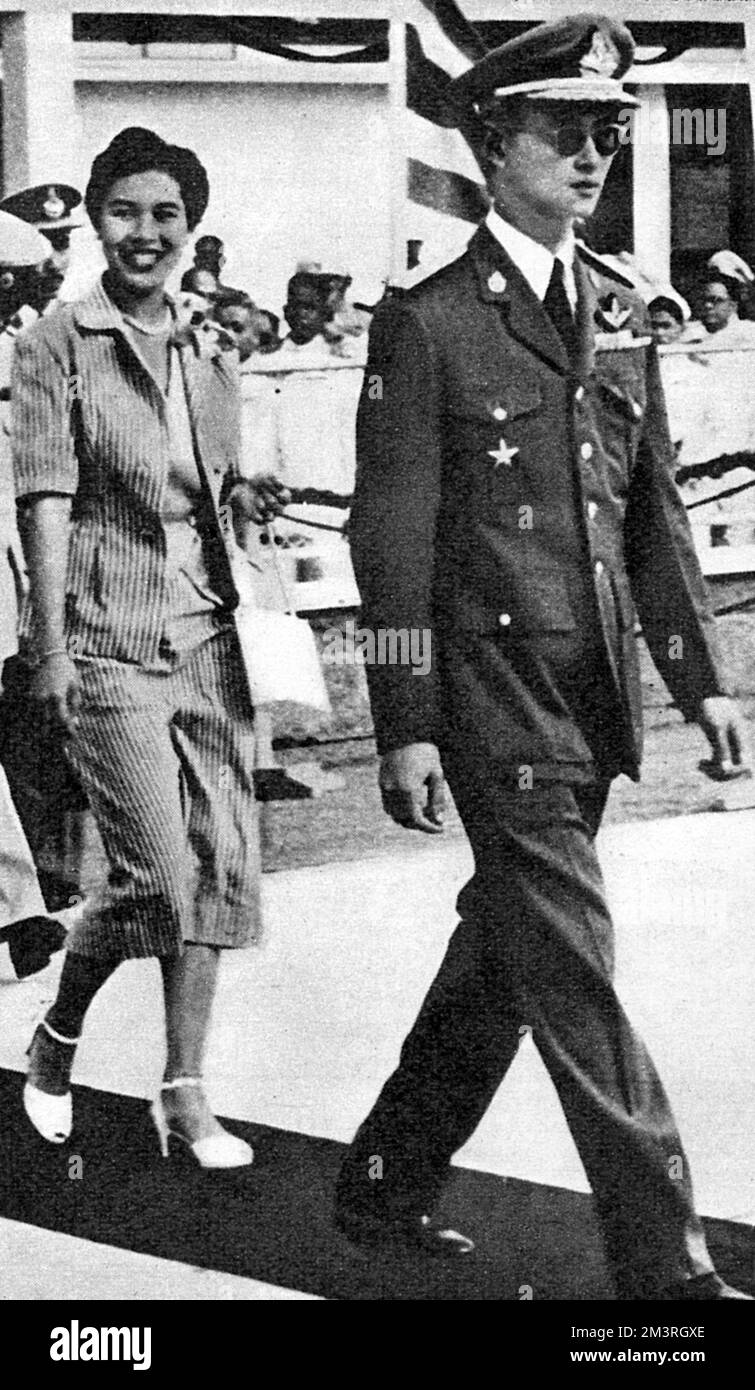 La reine Sirikit de Thaïlande (1932-) et le mari King Bhumibol Adulyadej (Rama IX) (1927-) à une fonction officielle à l'aéroport Don Muang, Bangkok. Date: 1957 Banque D'Images