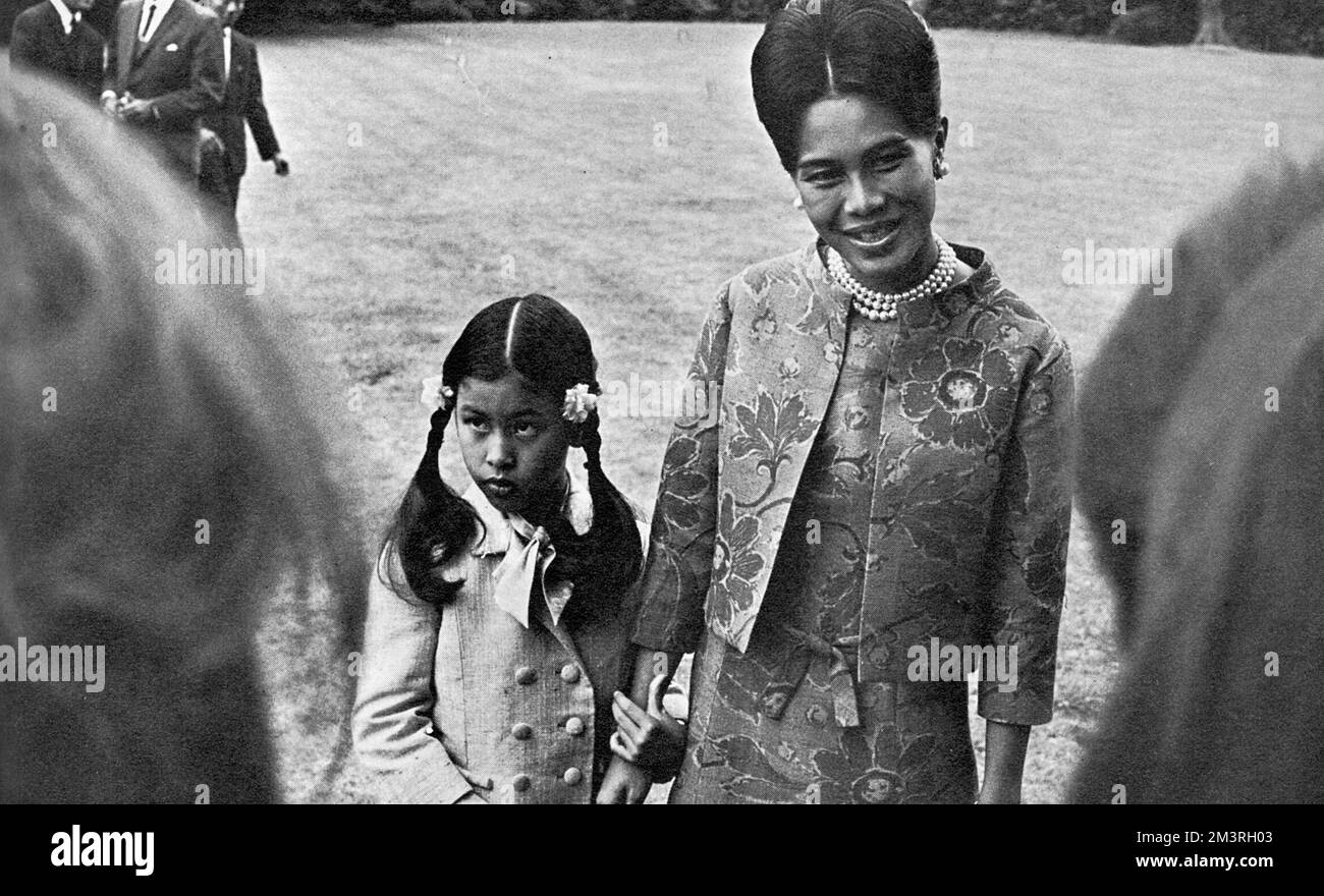 La reine Sirikit de Thaïlande sa fille la princesse Chulabhorn Banque D'Images
