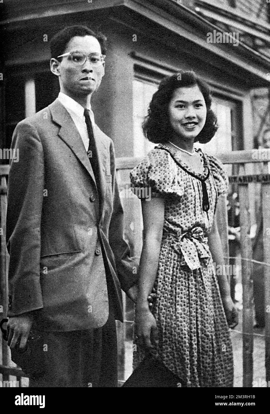 Le roi Bhumibol Adulyadej (Rama IX) (1927-) et la future reine Sirikit (1932-) alors qu'ils sont encore étudiants à Lausanne, Suisse. Date: 1949 Banque D'Images