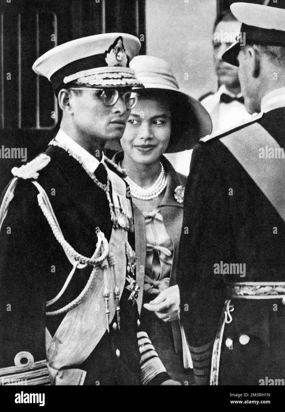 Une visite officielle de deux jours au Royaume-Uni par le roi Bhumibol Adulyadej (Rama IX) (1927-) et la reine Sirikit (1932-) de Thaïlande - à la gare Victoria en conversation avec le duc d'Édimbourg. Date: 1960 Banque D'Images