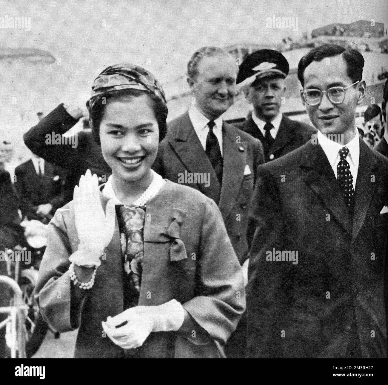 Départ du roi Bhumibol Adulyadej et de la reine Sirikit Banque D'Images