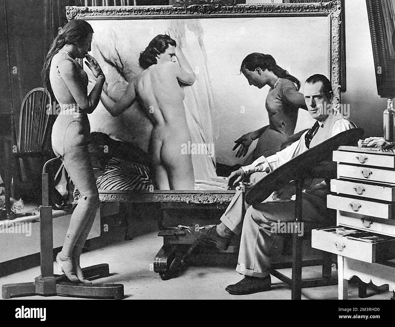 David Jagger RA (1891-1958), peintre de portrait en vue, se posant à côté d'une grande toile appelée Studio Rivals. La peinture devait faire partie d'une exposition itinérante des galeries municipales du nord de l'Angleterre en 1939. Date: 1939 Banque D'Images