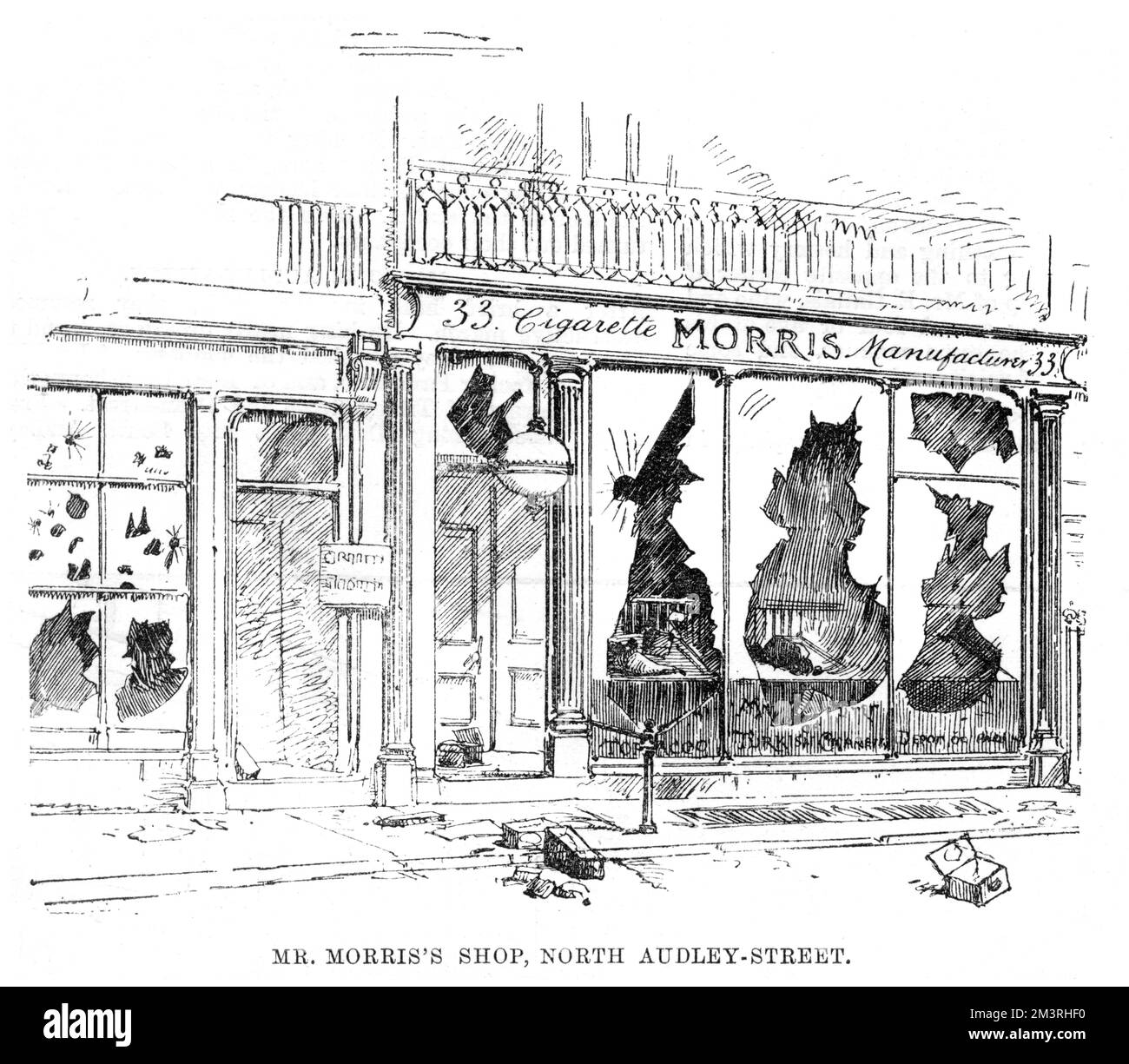 Les dommages causés par les émeutiers au magasin de cigarettes de M. Morris, sur la rue North Audley, lors des émeutes de 1886 dans le West End. Lors d’une réunion en plein air d’ouvriers et d’artisans du quai East End au chômage à Trafalgar Square, les gens ont été enflammés à la suite de discours incendiaires, et se sont révoltés, causant des ravages dans les rues à la mode du West End. Date: 1886 Banque D'Images