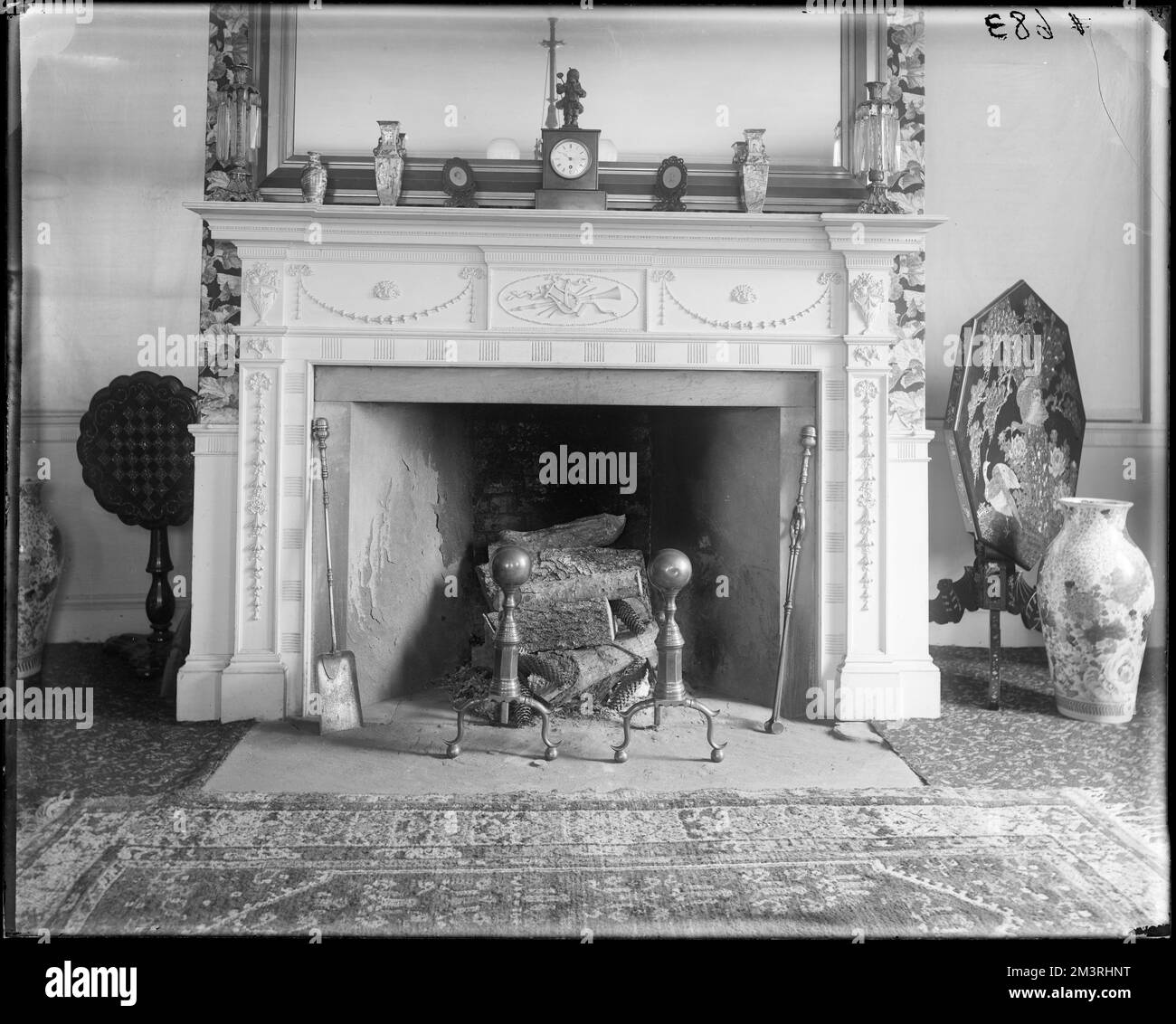 Salem, 74 Washington Square, détail intérieur, mantel par Samuel McIntyre, maison Crowninshield , Maisons, intérieurs, cheminées, Les mantels. Collection de négatifs sur plaque de verre de Frank cousins Banque D'Images