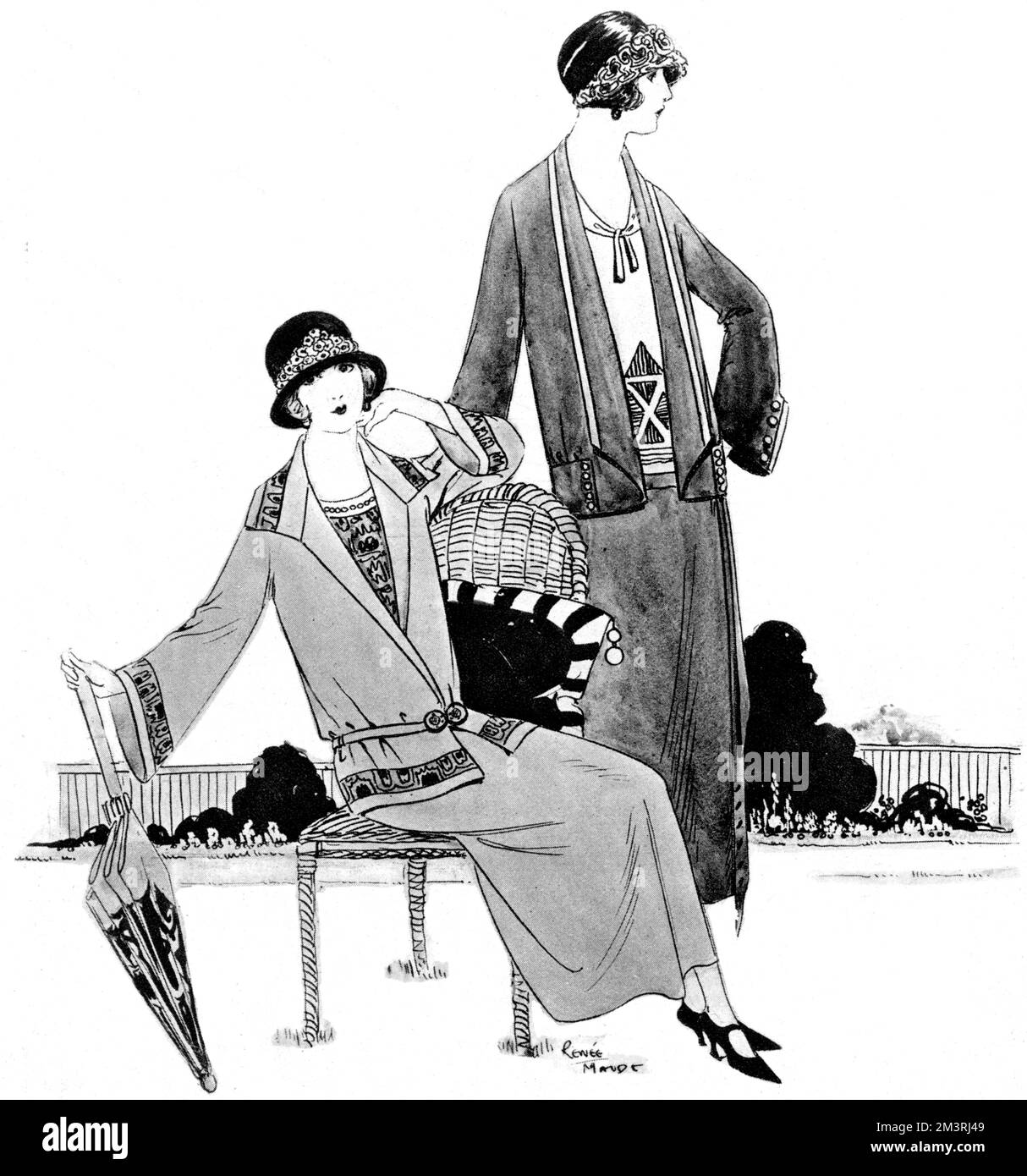 Les jeunes femmes tendance portent des costumes trois pièces élégants dans  un jardin. La dame de droite porte un costume en laine bleu vif avec des  insertions de cachemire en soie et