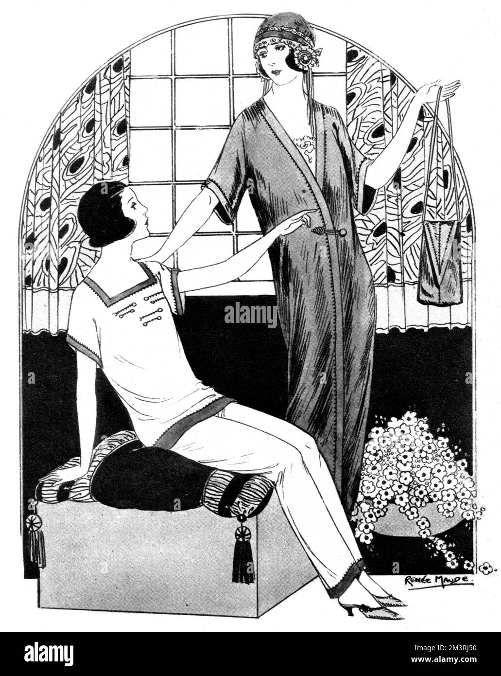 Deux jeunes femmes élégantes en vêtements de nuit en soie (pyjama et robe de chambre) de Dickins & amp; Jones, Regent Street, Londres. Ils semblent parler de la mode en général, en particulier du sac que l'un d'eux tient. Date: 1923 Banque D'Images