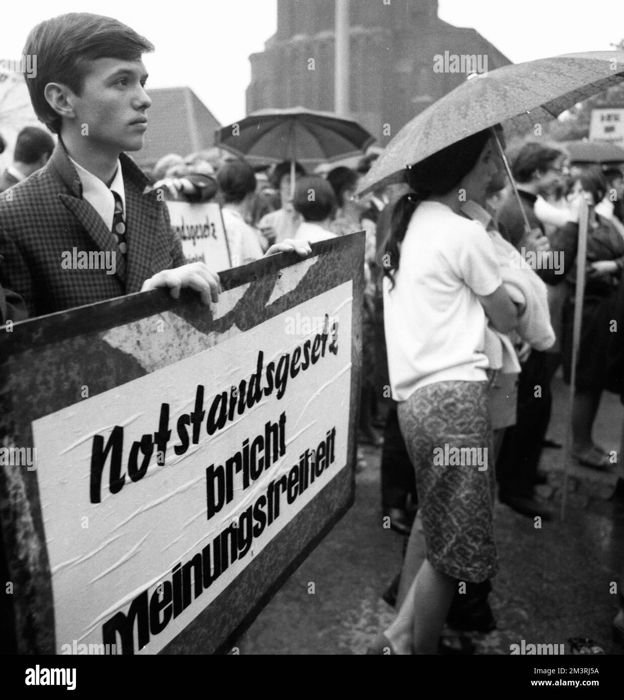 En 1968, l'IG Metall a réagi aux lois d'urgence du gouvernement fédéral par un rapport d'urgence sur les jeunes du congrès et des manifestations à Duisburg Banque D'Images