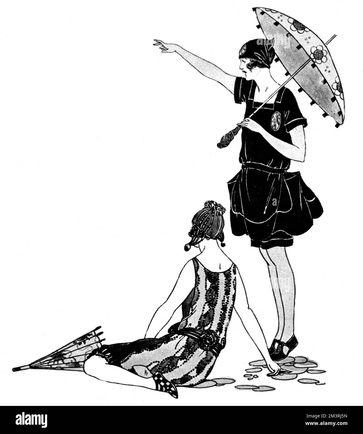 Deux femmes baignant dans Marshall & amp; Snelgrove maillots de bain, l'une tenant un parasol et pointant vers la mer. La dame assise sur la plage porte un maillot de bain en satin à dos de laine; la dame de droite a un maillot de bain de taffetas noirs, piqué de cerise. Date: 1923 Banque D'Images