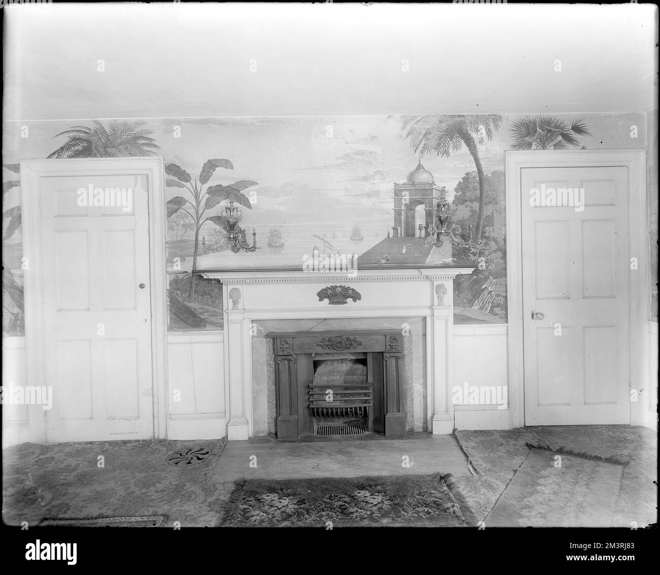 Salem, 94 Boston Street, détails intérieurs, mantel et papier peint, maison Jacob Putnam, Maison Hanson , Maisons, intérieurs, cheminées, Mantels, Papiers peints, portes et embrasures. Collection de négatifs sur plaque de verre de Frank cousins Banque D'Images
