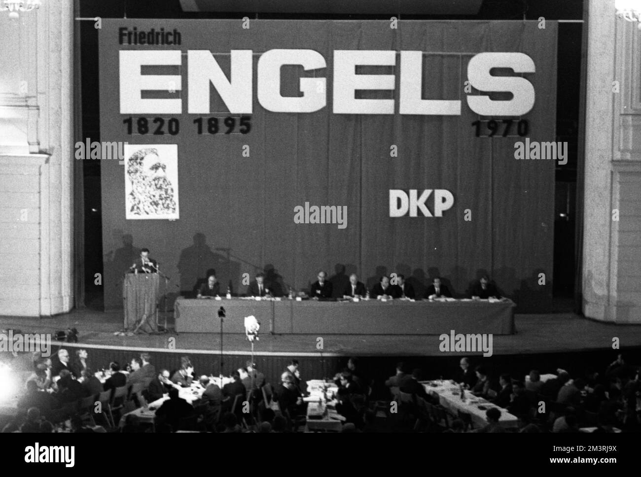 Le Parti communiste allemand (DKP) a commémoré le 75th anniversaire de la mort de Friedrich Engels, ici à Wuppertal en août 1970, avec un Banque D'Images