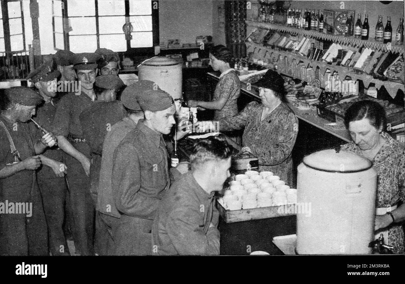 L'intérieur d'une cantine à Blandford, dans le Dorset, où les femmes volontaires servent de la nourriture et du thé aux troupes. 1940 Banque D'Images