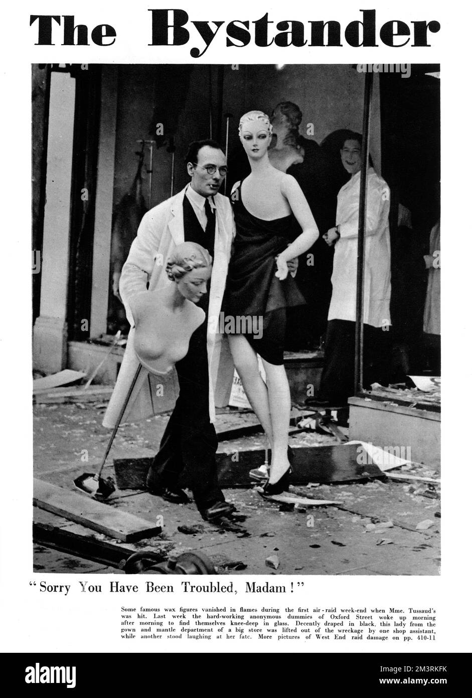 La couverture avant du passant est composée d'un assistant-boutique qui a secouru deux mannequins après qu'un grand magasin d'Oxford Street ait été frappé par un raid de la Luftwaffe. En arrière-plan, un deuxième assistant apparaît amusé au sort des deux mannequins. 1940 Banque D'Images
