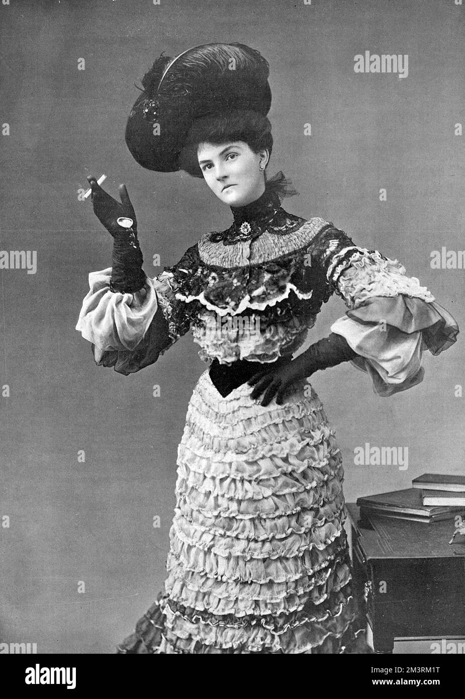 Dorothy Grimston (1880 - 1962), actrice fille de Madge Kendall, photographiée dans le "Golden Silence" jouant au Garrick Theatre en 1903. Elle fume une cigarette d'une manière incroyablement conflictuelle. 1903 Banque D'Images