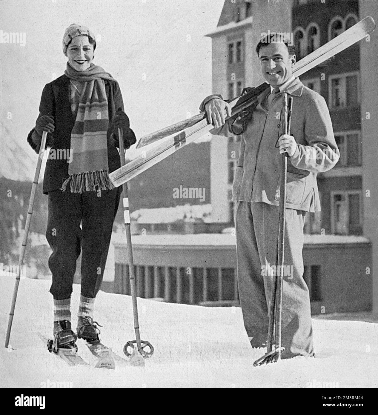 Couple d'aviation, Amy Johnson et son mari Jim Mollison, photographiés sur les pistes de la station de ski à la mode de St. Moritz. Date: 1933 Banque D'Images