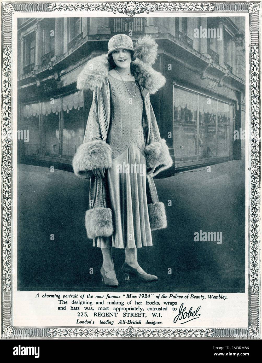 Publicité pour la maison de mode, Isobel, sur Regent Street à Londres, célèbre pour ses vitrines de magasins à la fois élégantes et grises. Posé en face de la boutique est Miss 1924 du Palais de la Beauté à Wembley, dont toute la garde-robe a été fournie par Isobel. Isobel était un grand favori parmi la haute société, en particulier pour les robes de court et les tenues de la saison de Londres. 1924 Banque D'Images