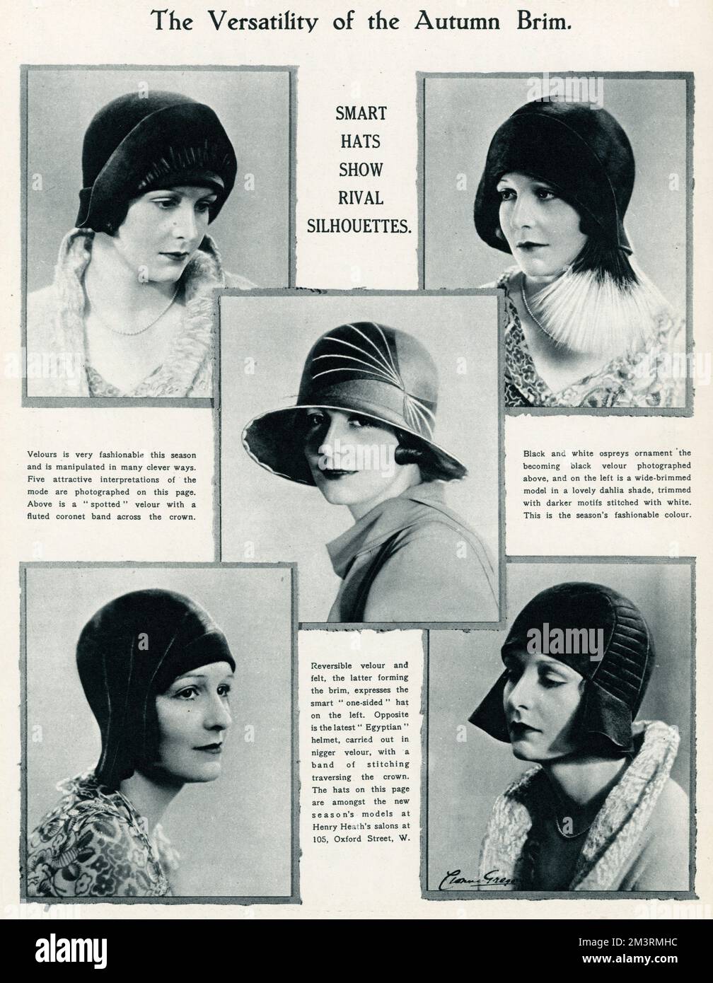 Modèle portant une sélection de chapeaux élégants et tendance avec une bande en forme de couronnement cannelé sur la couronne. 1929 Banque D'Images