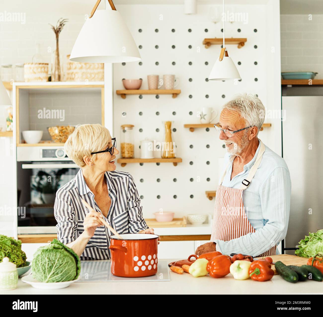 amour cuisine femme senior homme couple maison retraite heureux nourriture souriante mari femme ensemble personne Banque D'Images