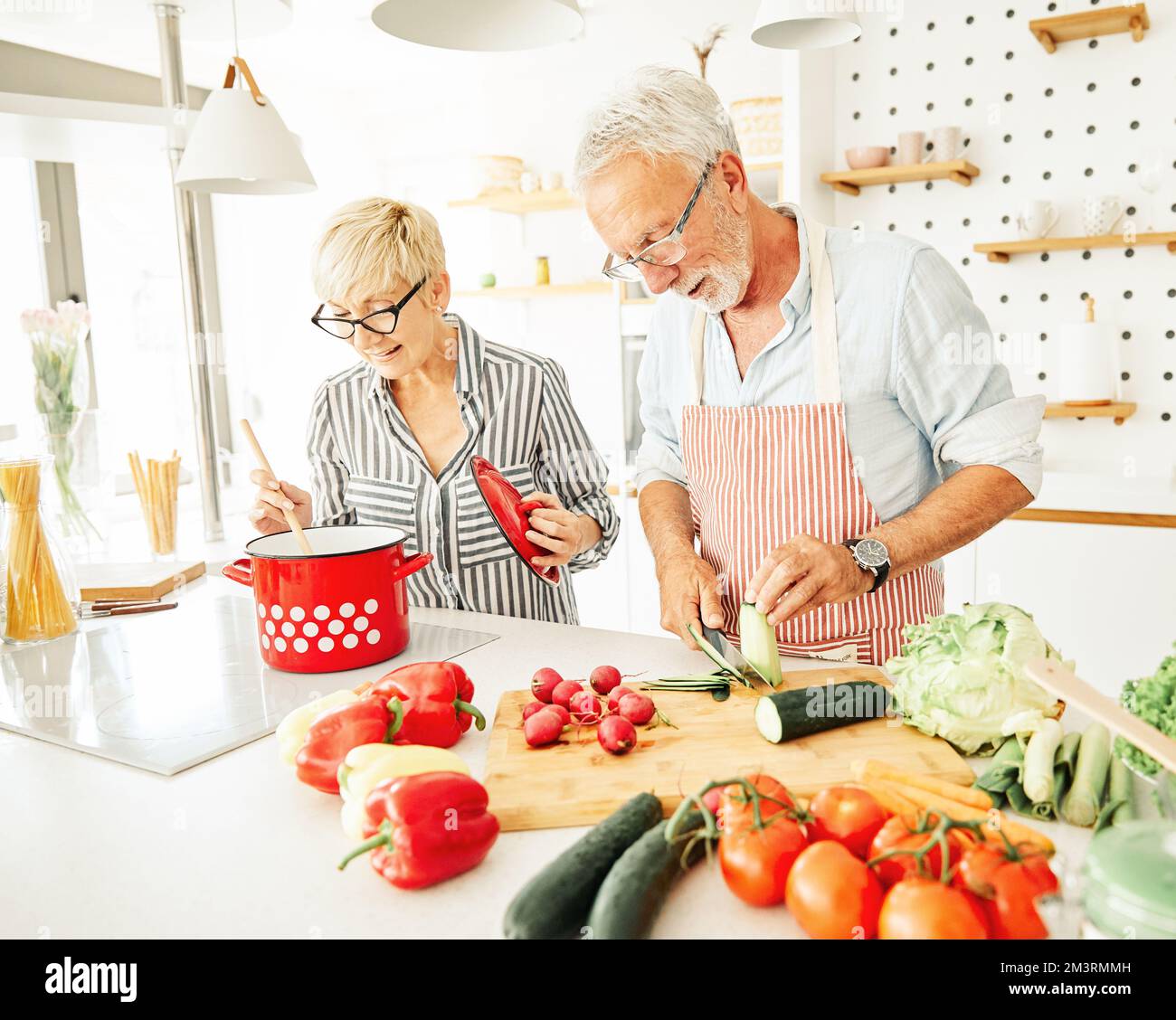 amour cuisine femme senior homme couple maison retraite heureux nourriture souriante mari femme ensemble personne Banque D'Images