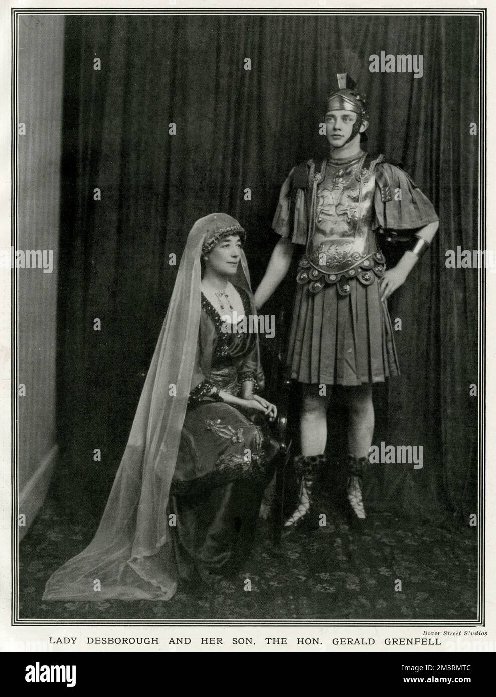 Estie, Lady Desborough, photographiée en costume à un masque qu'elle et Lord Desborough ont tenu à leur domicile, Talaplow court en janvier 1912. En photo avec elle, son deuxième fils Gerald Grenfell, connu sous le nom de Billy qui est habillé comme un centurion romain. Billy a été tué en action le 30 juillet 1915 peu de temps après que son frère aîné, Julian, ait également été tué de blessures. Date: 1912 Banque D'Images
