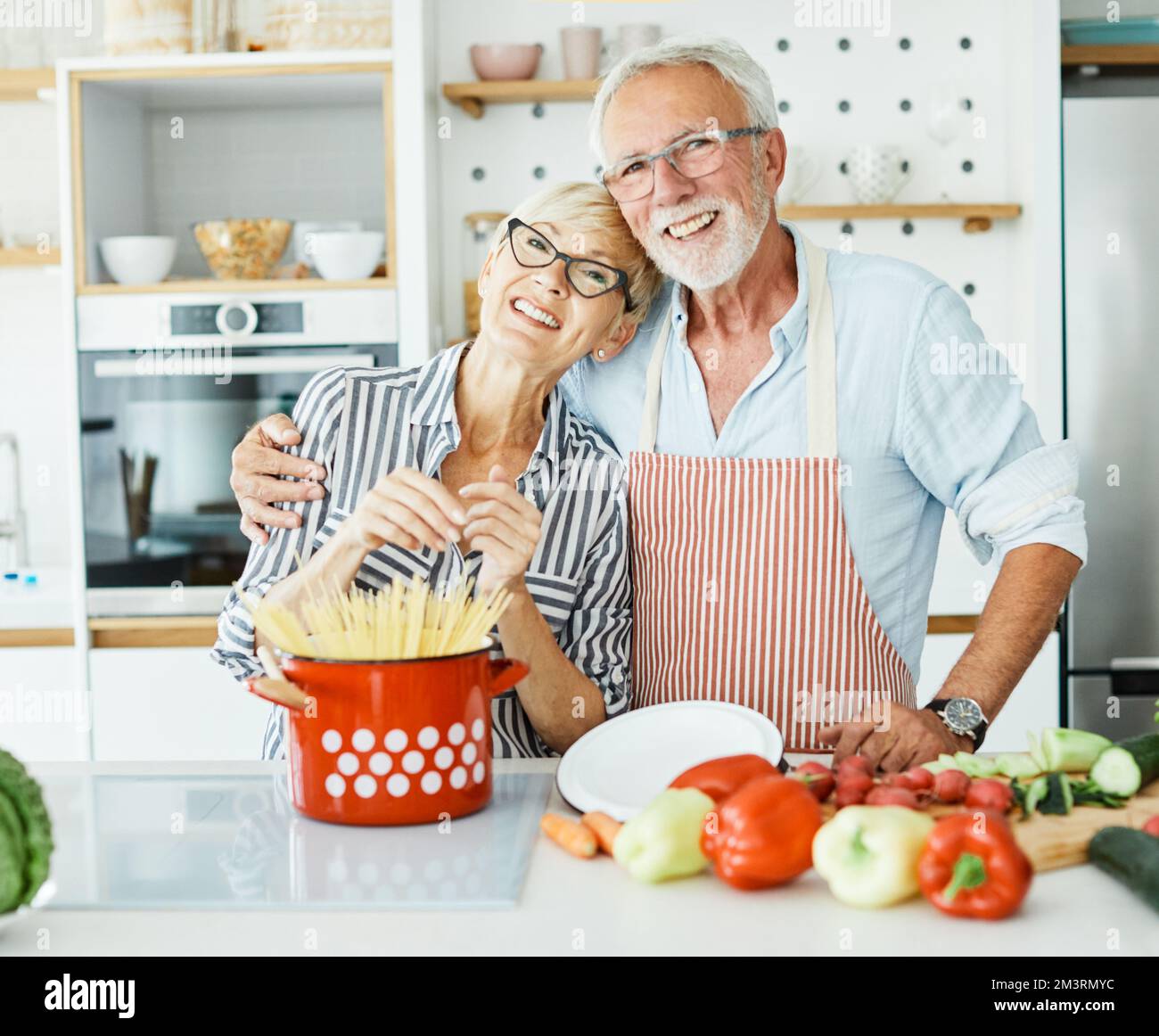 amour cuisine femme senior homme couple maison retraite heureux nourriture souriante mari femme ensemble personne Banque D'Images