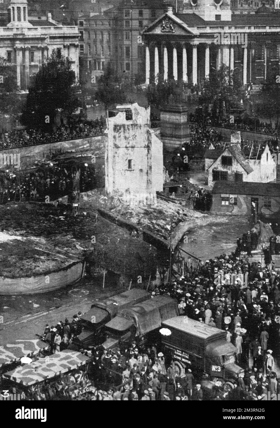 Trafalgar Square comme un village épaté. Trafalgar Square, dans le centre de Londres, s'est « désarmé » pour ressembler à un village français déchiré par la guerre lors d'une campagne de collecte de fonds le 7th octobre 1918, intitulée la campagne Feed the Guns, au cours de laquelle 2 500 000 personnes ont été levées. Date: 1918 Banque D'Images