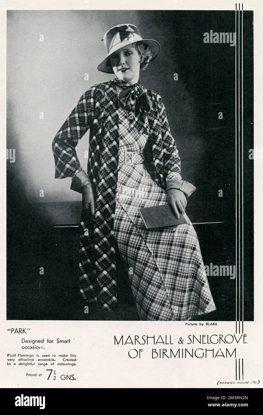 Modèle portant une élégante blouse enveloppante à carreaux avec ceinture et un manteau léger de trois quarts de longueur. 1933 Banque D'Images