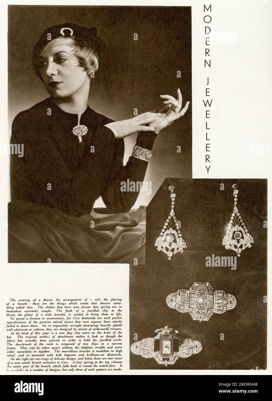 Mannequin portant des vêtements simples avec une pince à bijoux fixée au haut de son chandail et un large bracelet décoratif. Date: 1933 Banque D'Images