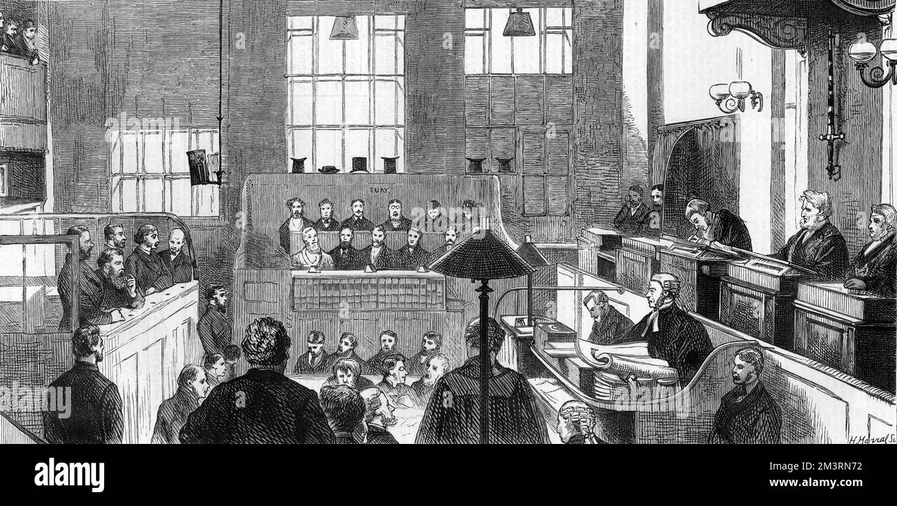 Une scène dans le palais de justice pénal central du Old Bailey, Londres, pendant le procès de quatre Américains accusés de falsifier et de façon frauduleuse des lettres de change étrangères à la succursale du West End de la Banque d'Angleterre. Les quatre sont vus assis à l'avant du quai. De gauche à droite, Austin Bidwell; George Macdonnell (penché en avant pour parler à son conseil); George Bidwell et Edwin Noyes. Tous les quatre ont été déclarés coupables par jury, et le juge Archibald les a condamnés à perpétuité à la servitude pénale. Date: 1873 Banque D'Images