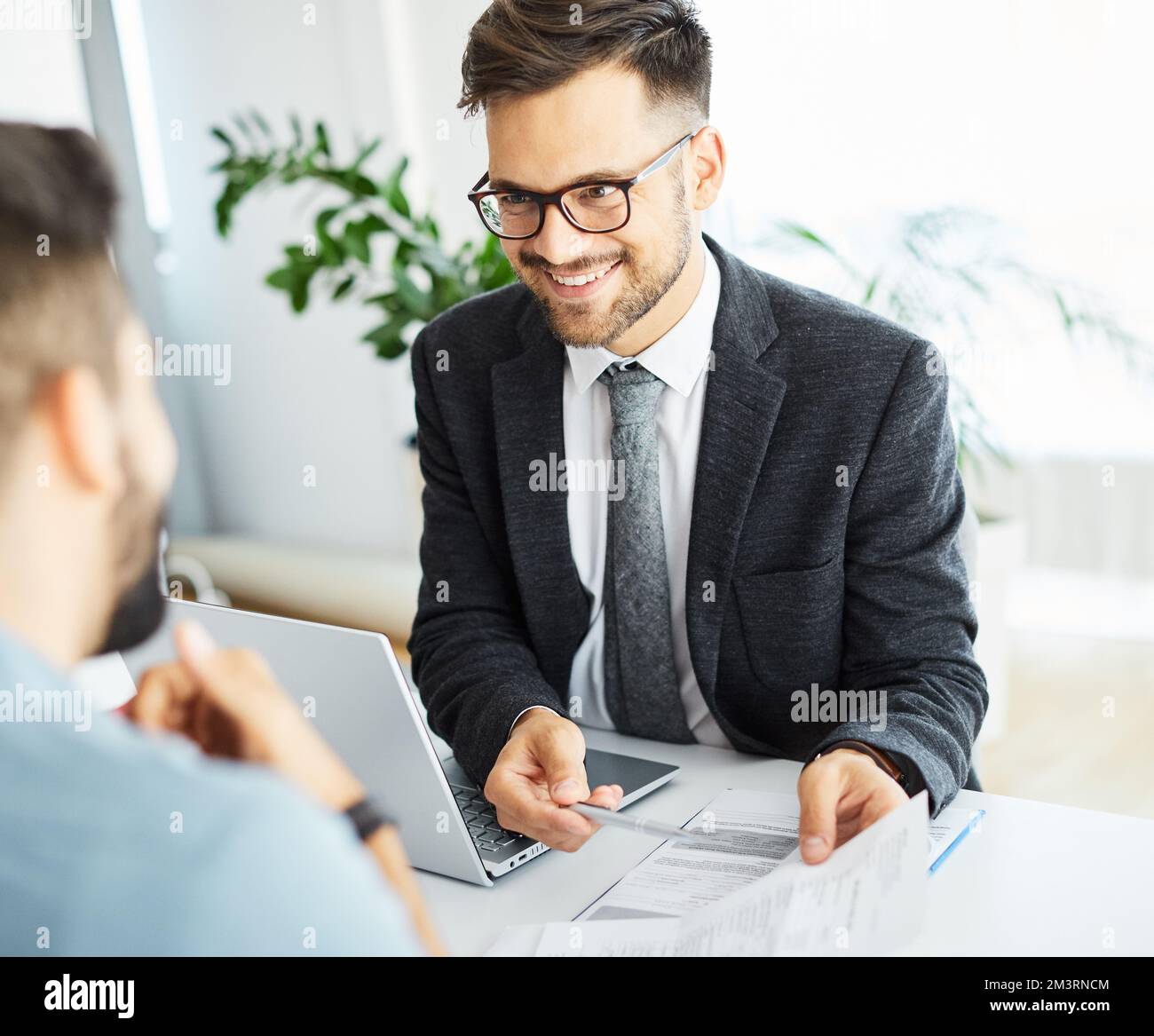 jeune couple agent avocat réunion bureau maison accord contrat contrat contrat immobilier investissement Banque D'Images