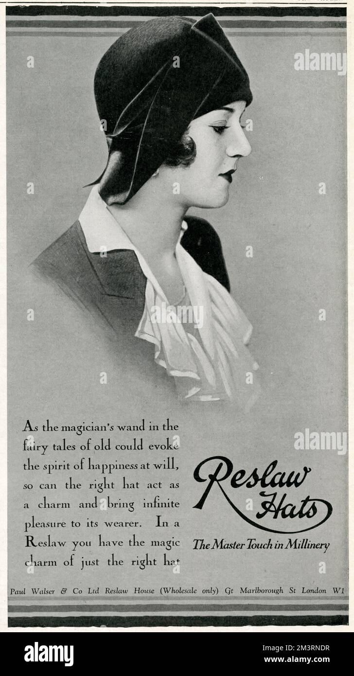 Modèle portant un chapeau style manteau tendance de 'Reslaw', la laillerie. 1929 Banque D'Images