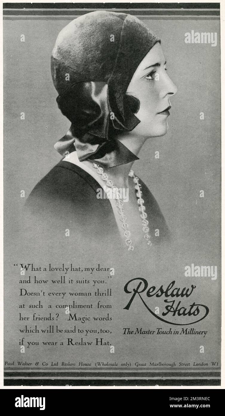 Modèle portant un chapeau de tête de mort tendance de 'Reslaw', la laillerie. 1929 Banque D'Images