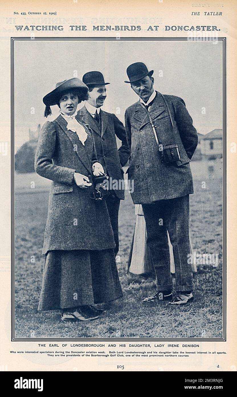 Comte de Londesbourgh et sa fille Lady Irene Denison dans un champ pendant la semaine de l'aviation de Doncaster. On les voit porter des jumelles et un appareil photo respectivement. 1909 Banque D'Images