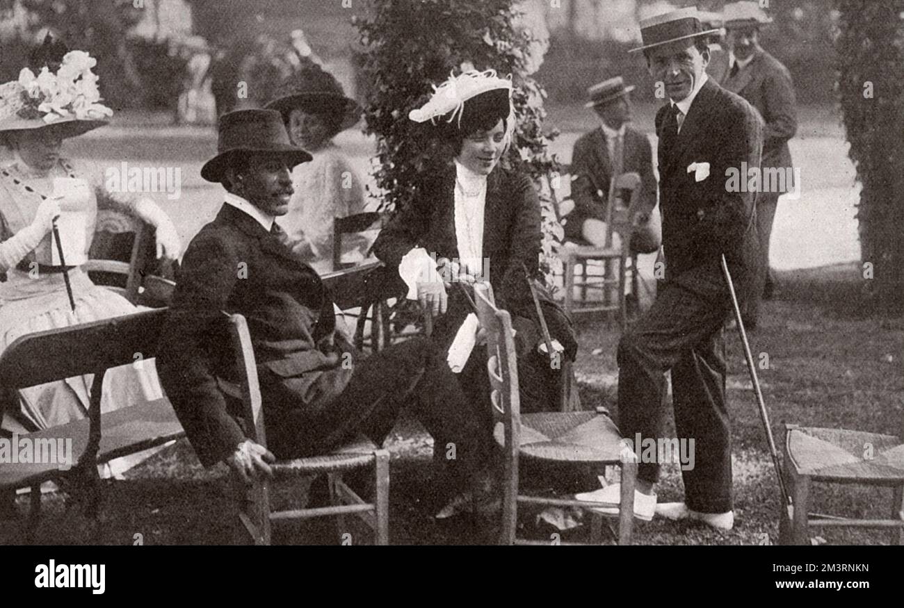 'Le premier aviateur et un caricaturiste mondialement célèbre' se détendant dans le Bois de Boulogne. Photographie (de gauche à droite): M. Santos Dumont 'pratiquement la première dans le domaine de l'aviation', Madame Charron, une 'parisienne bien connue' et "SEM", le caricaturiste admiré, qui a dessiné des dessins animés de personnalités anglaises de course et de yachting et qui ont été le 'discours de Londres'. 1909 Banque D'Images