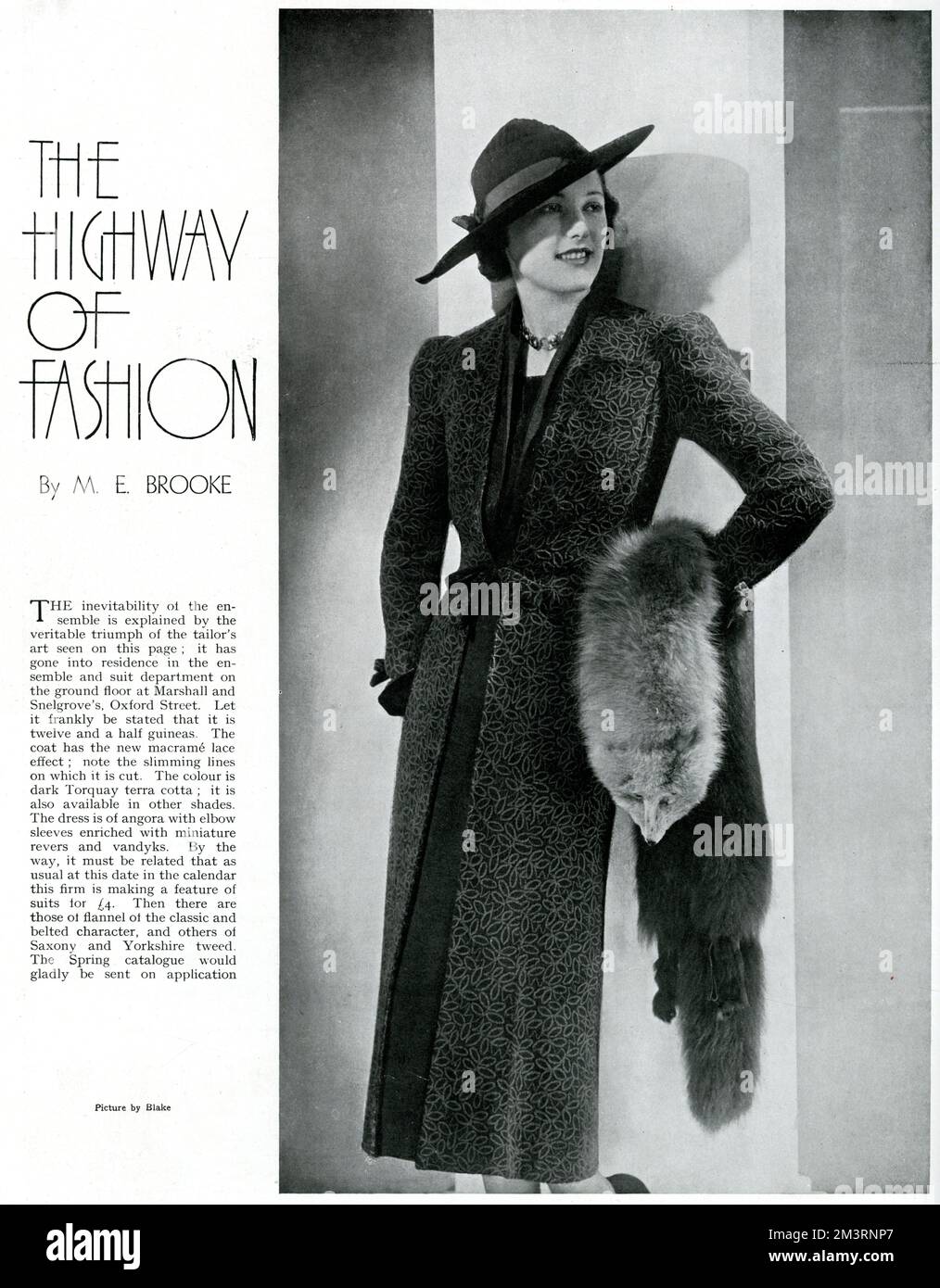 Mannequin portant un manteau pleine longueur 1937 Banque D'Images