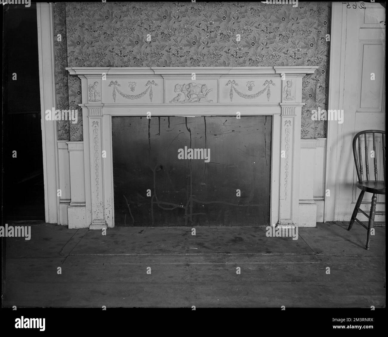 Salem, Lafayette Street, détails intérieurs, mantel et papier peint, Derby House, 1800 , Maisons, intérieurs, cheminées, Fonds d'écran. Collection de négatifs sur plaque de verre de Frank cousins Banque D'Images