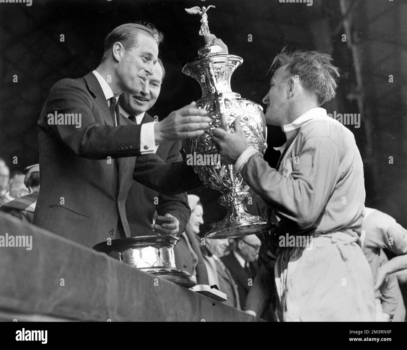 Le duc d'Édimbourg remet son trophée à la finale de la Rugby League Banque D'Images