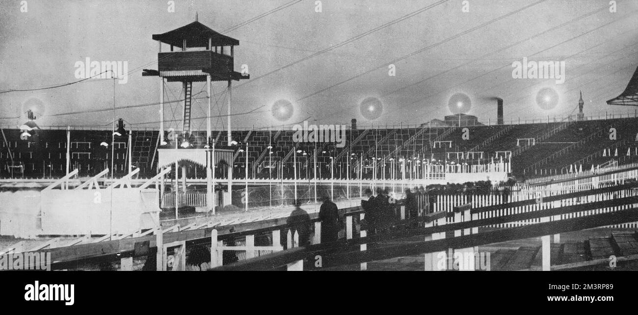 Stade de White City montrant la tour de contrôle et les boîtes de départ avec tout le parcours éclairé par l'électricité. Le stade a organisé sa première rencontre de course de lévriers en juin 1927 alors que le sport a commencé à profiter d'une forte hausse de popularité. Date: 1927 Banque D'Images