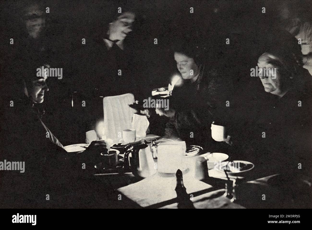 Blackout, repas aux chandelles, 1949 Banque D'Images
