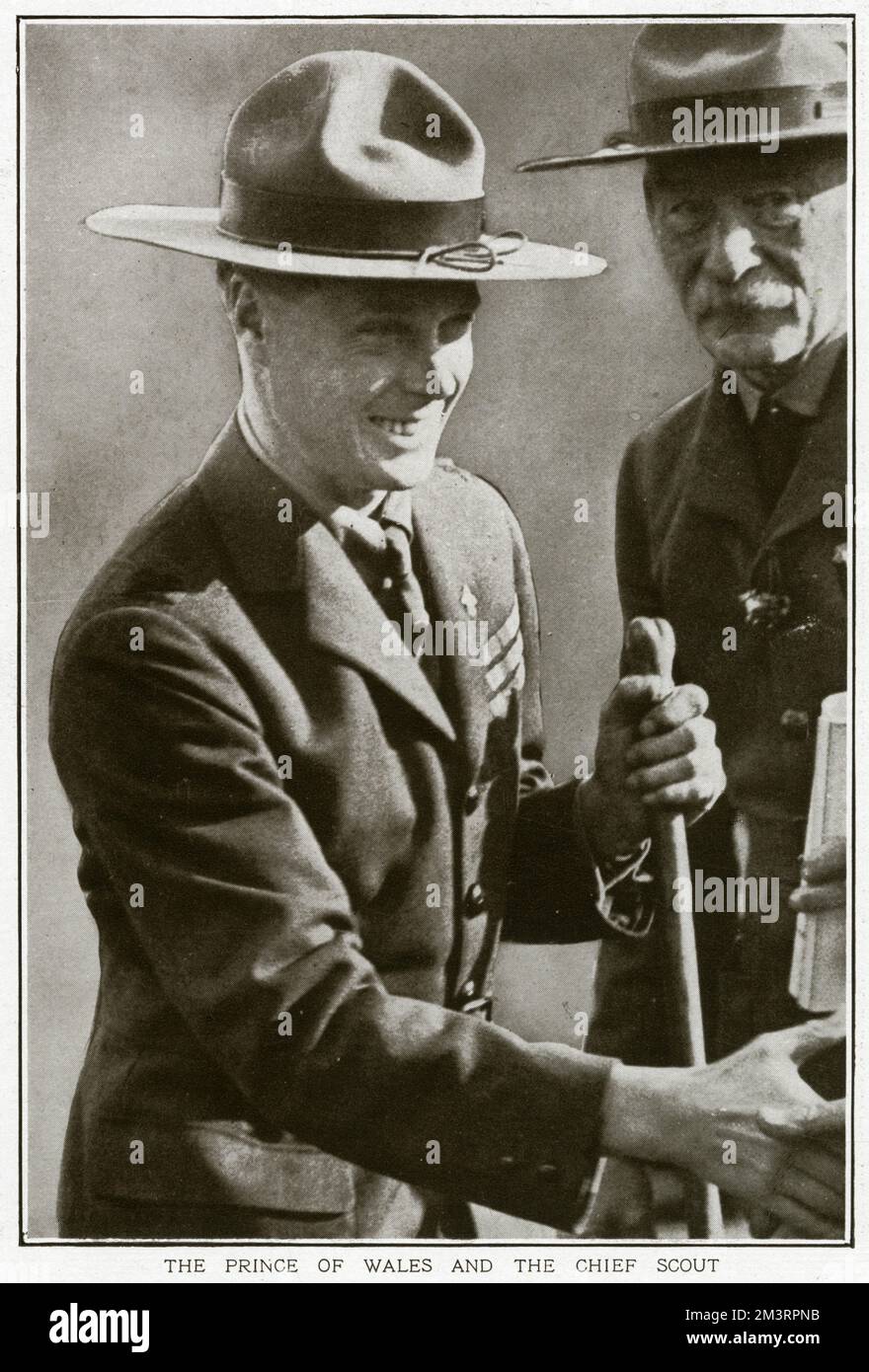 Prince de Galles, plus tard Edward VIII, jusqu'à l'abdication même année 1936 et connu comme duc de Windsor (1894 - 1972), photographié avec Sir Robert Baden-Powell (1857 - 1941), fondateur des scouts et des Guides. 1922 Banque D'Images