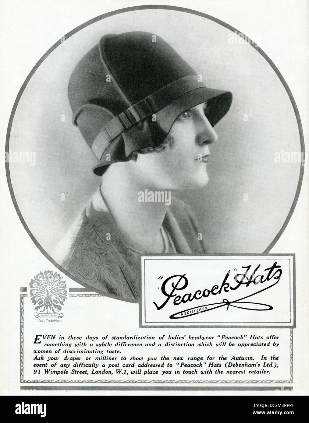 Profil d'un mannequin portant un chapeau à visière basse tendance. 1927 Banque D'Images