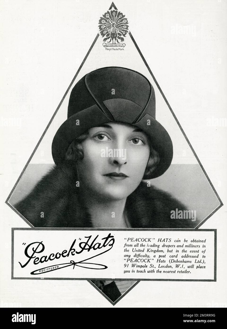 Mannequin portant un chapeau tendance avec ses cheveux courts. Date: 1927 Banque D'Images