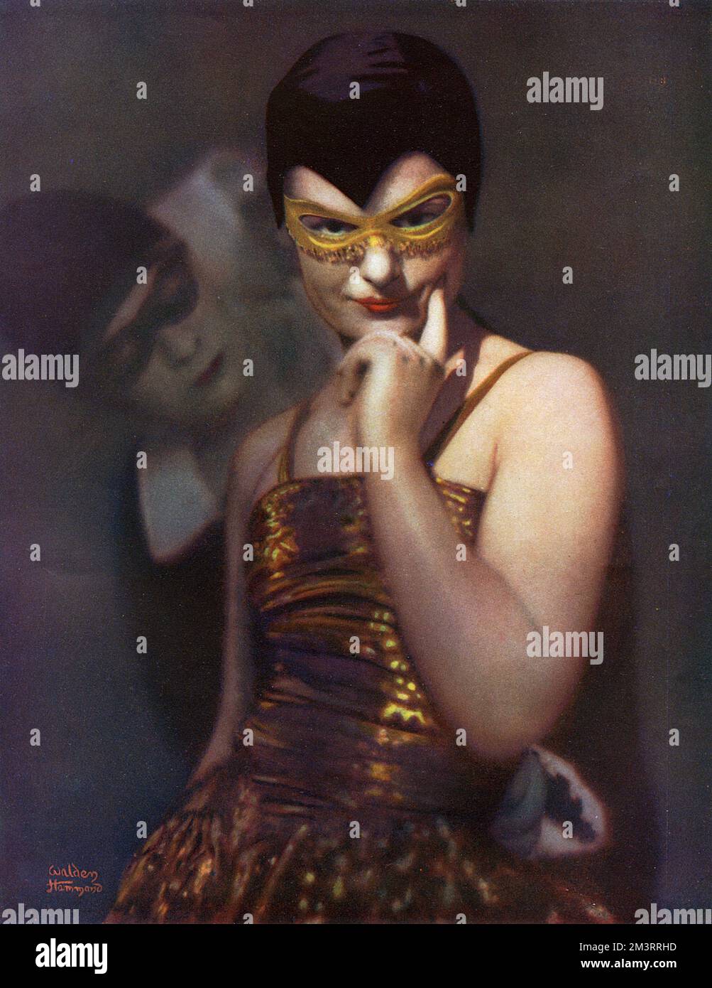 Photographie en couleur d'une femme en costume de masque. Derrière elle une figure fanée d'un Pierrot. Date: 1930 Banque D'Images