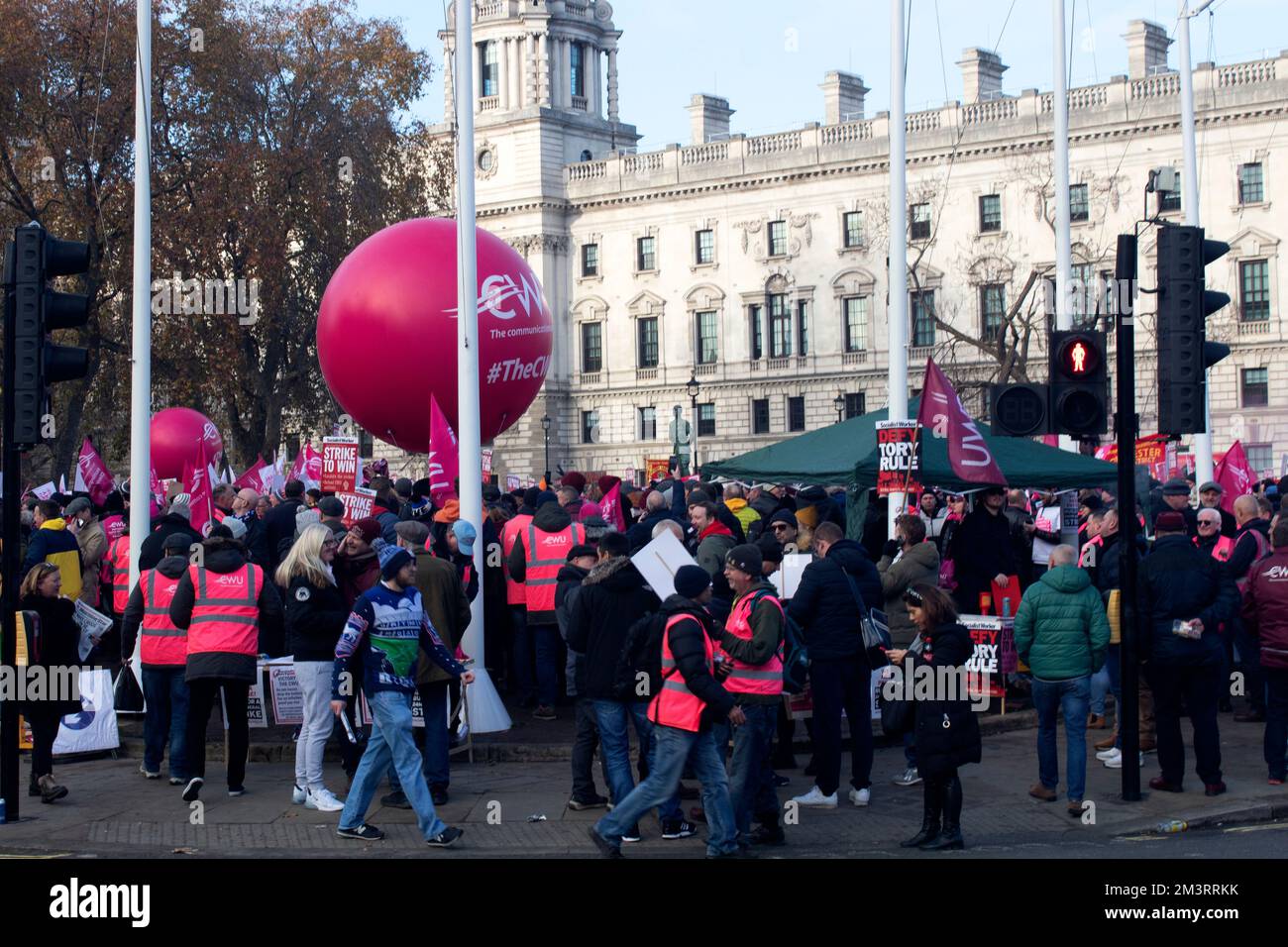 Travailleurs postaux en grève, membres du Syndicat des travailleurs de la communication manifestant sur la place du Parlement, 9 décembre 2022, Londres, Royaume-Uni Banque D'Images