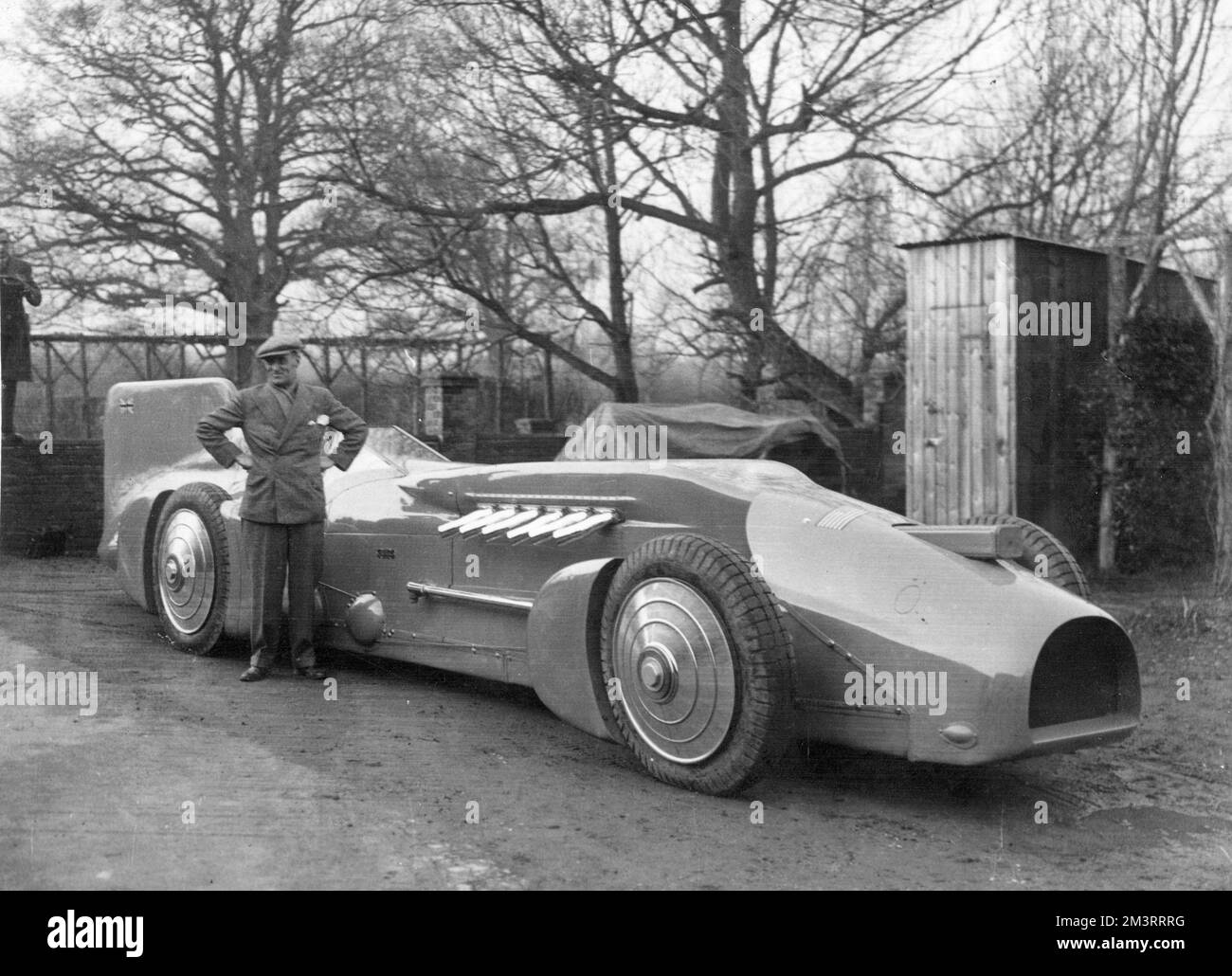 Sir Malcolm Campbell (1885-1948), automobiliste britannique et journaliste automobile, avec le Campbell-Napier-Railton Blue Bird (Blue Bird II), avec lequel il a battu le record de vitesse terrestre à Daytona Beach le 5 février 1931, atteignant une vitesse de 245,736 km/h. Date: 1933 Banque D'Images